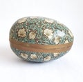 P&auml;&auml;si&auml;ismuna William Morris 15cm (pahvia) - Tumma, kukilla
